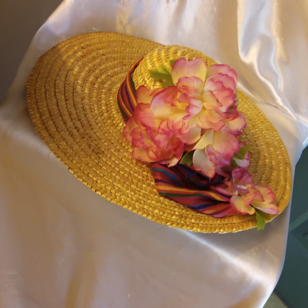 OVER-SIZE STRAW HAT....